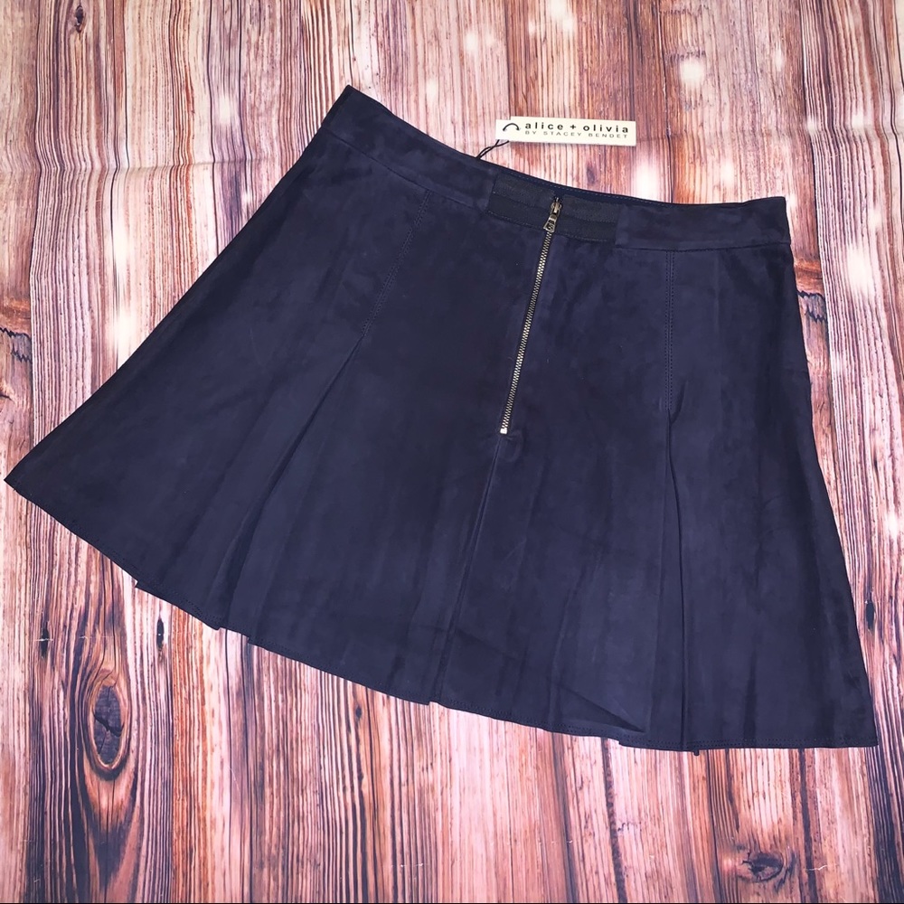 NWT ALICE + OLIVIA Lee Suede Box Pleated MiniSkirt - Picture 3 of 9